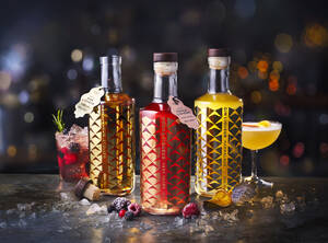 marksandspencer_XMAS2023_FOOD AND DRINKS_Very Berry vodka liker lesni plody_799Kc_500ml_rumovy liker vanocni stola_799Kc_500ml_ginovy liker citrusova marmelada_799Kc_500ml.jpg